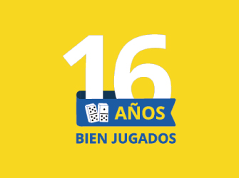 Una imagen con fondo amarillo que muestra el número "16" en blanco de gran tamaño. Una cinta azul cruza la parte inferior con la palabra "YEARS" en amarillo y un icono de dos fichas de dominó. Debajo dice "WELL PLAYED" en letras blancas.