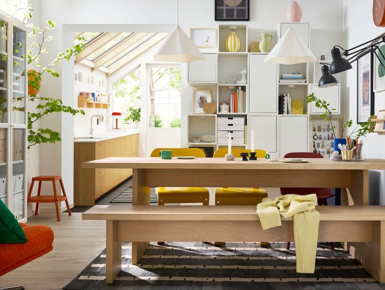 A huge table that has everything: food, family and good moments